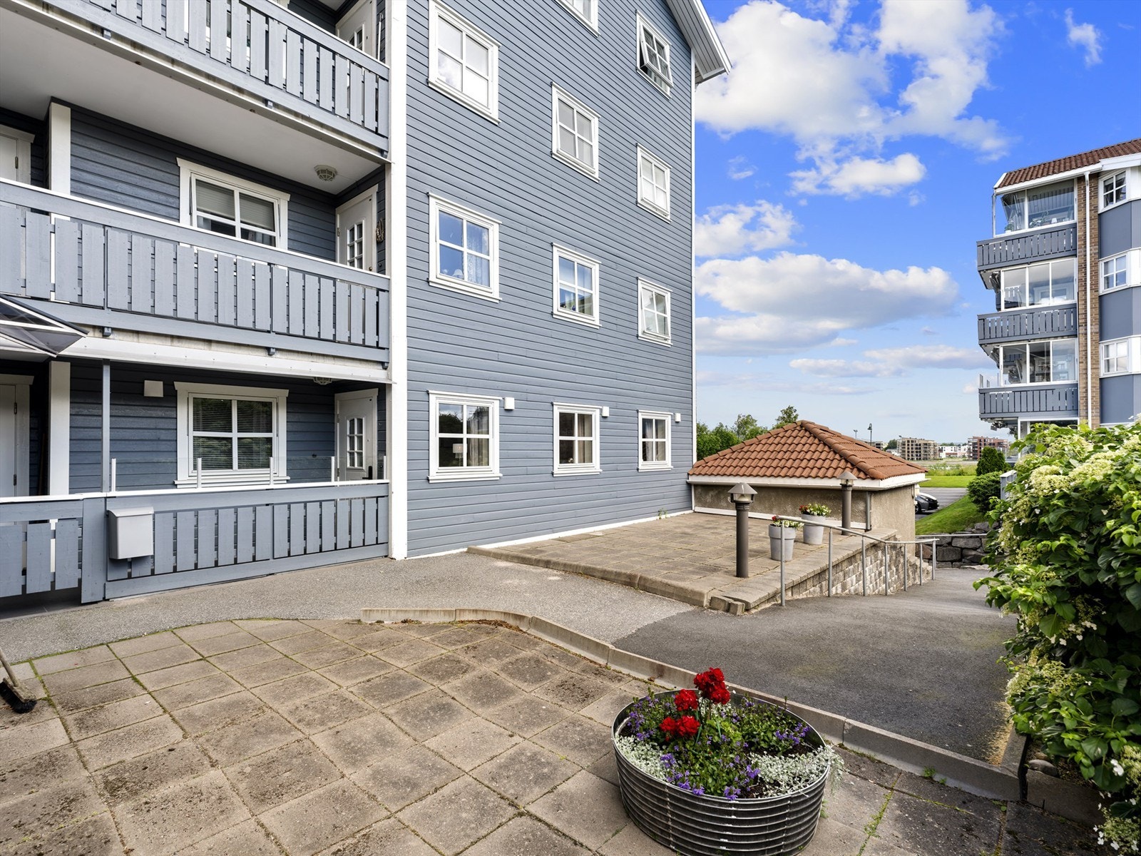 Til leiligheten er det enkel adkomst - rett fra bakkeplan. Galleribilde