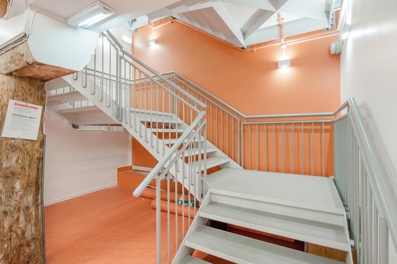 Lys og trivelig trappeoppgang Galleribilde
