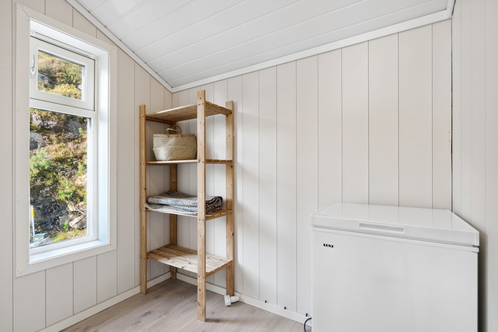 Praktisk bod/walk-in med inngang fra soverom 1 Galleribilde