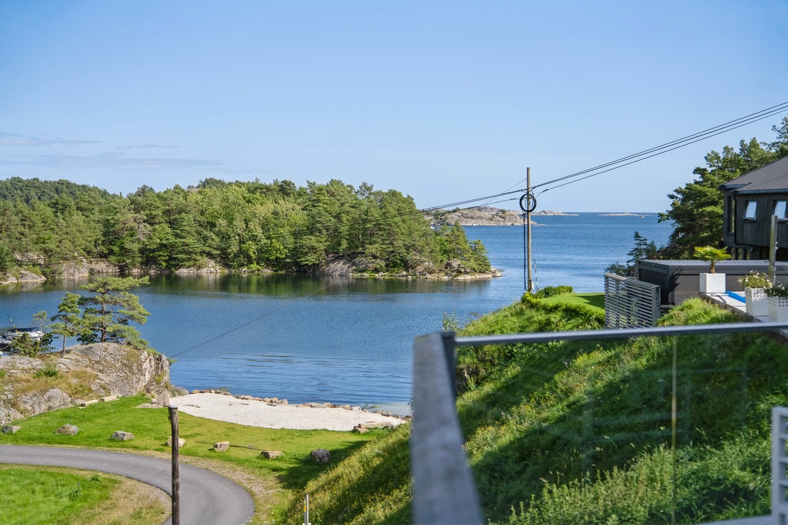 Sørlandsidyll på sitt aller beste - strand - sjøliv - båtplass - Sol - utsikt! Galleribilde
