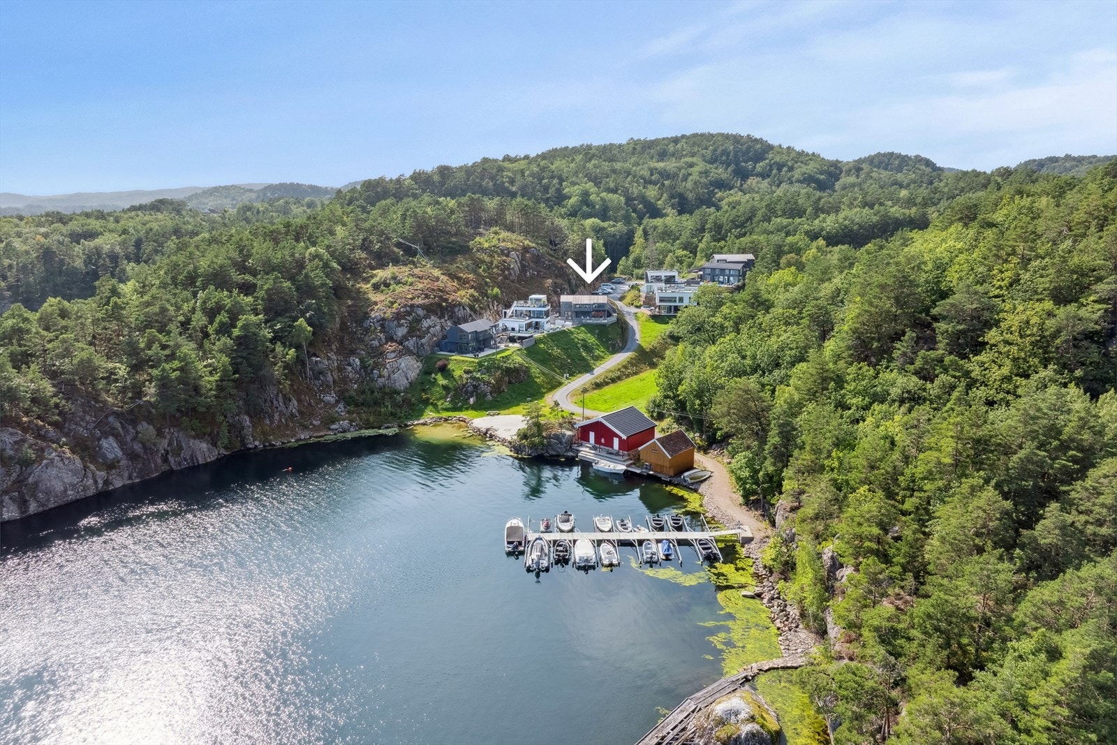 Med beliggenhet blant vakker natur nær Trysnes sjølinje er Sørlandsidyll den rette beskrivelsen Galleribilde