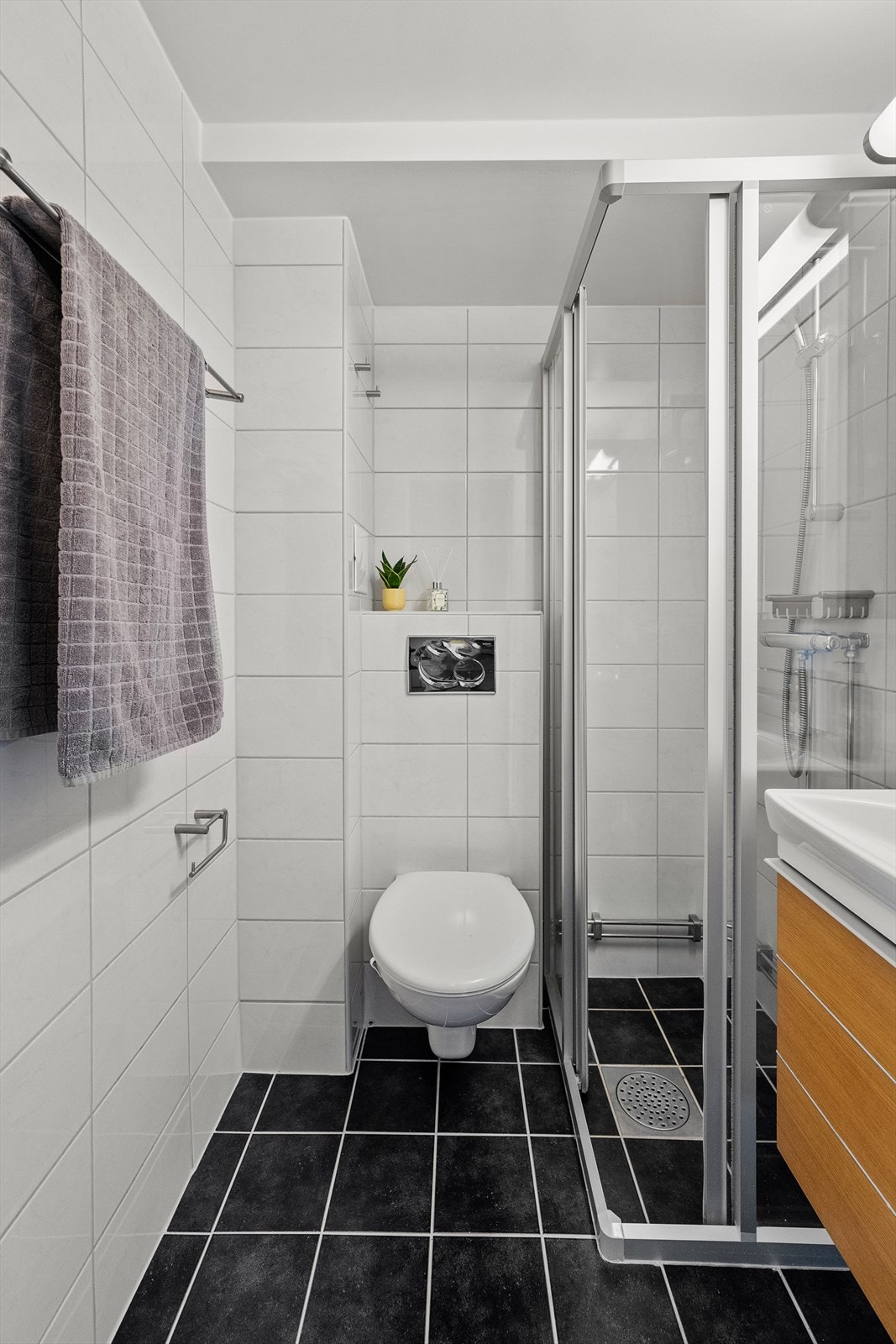 Badet ble totalrenovert i 2010 og har flislagte gulv og vegger, samt gulvvarme for økt komfort. Galleribilde