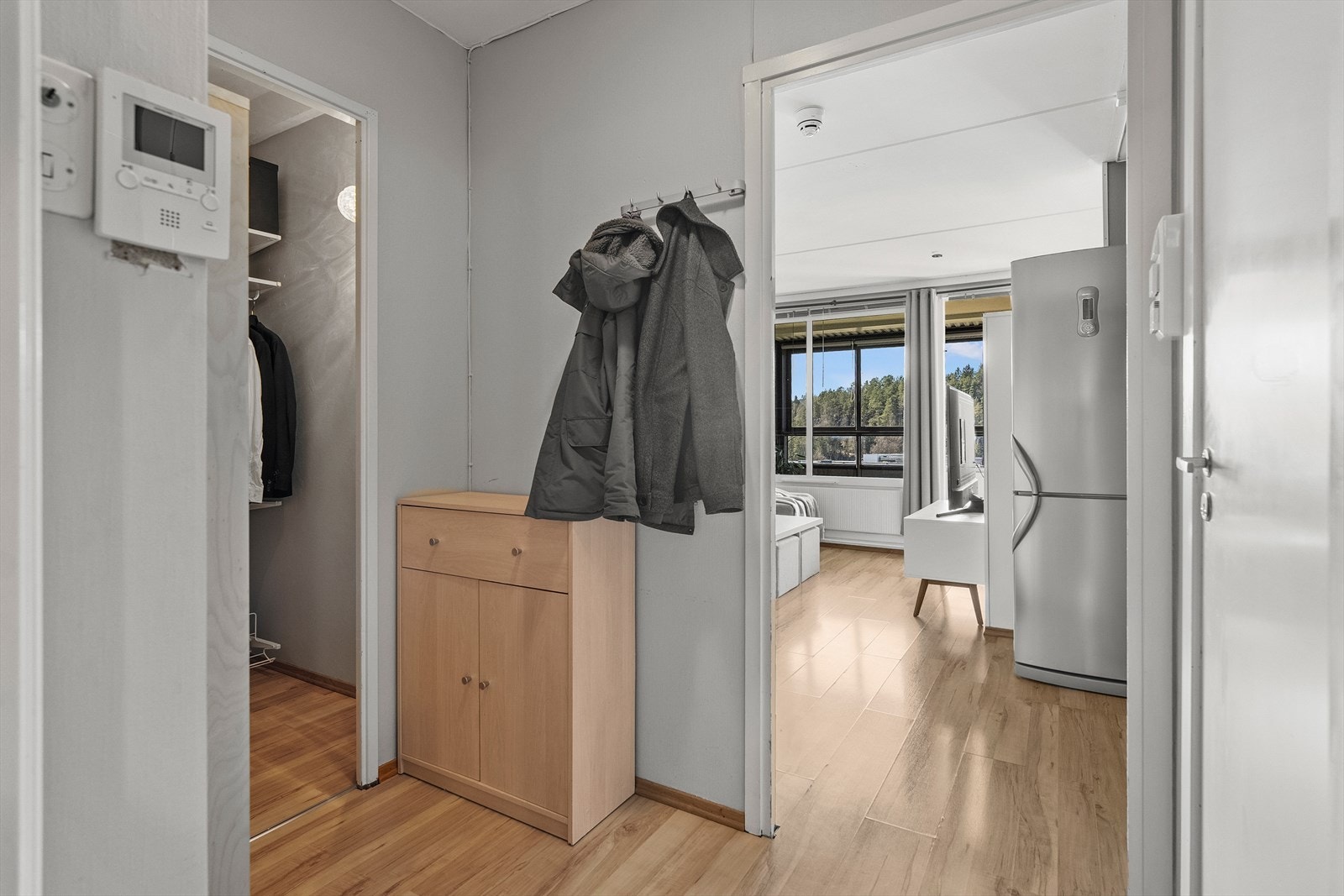 Fra entréen har man direkte tilgang til badet, samt en innvendig bod som i dag er innredet som garderobe. Galleribilde