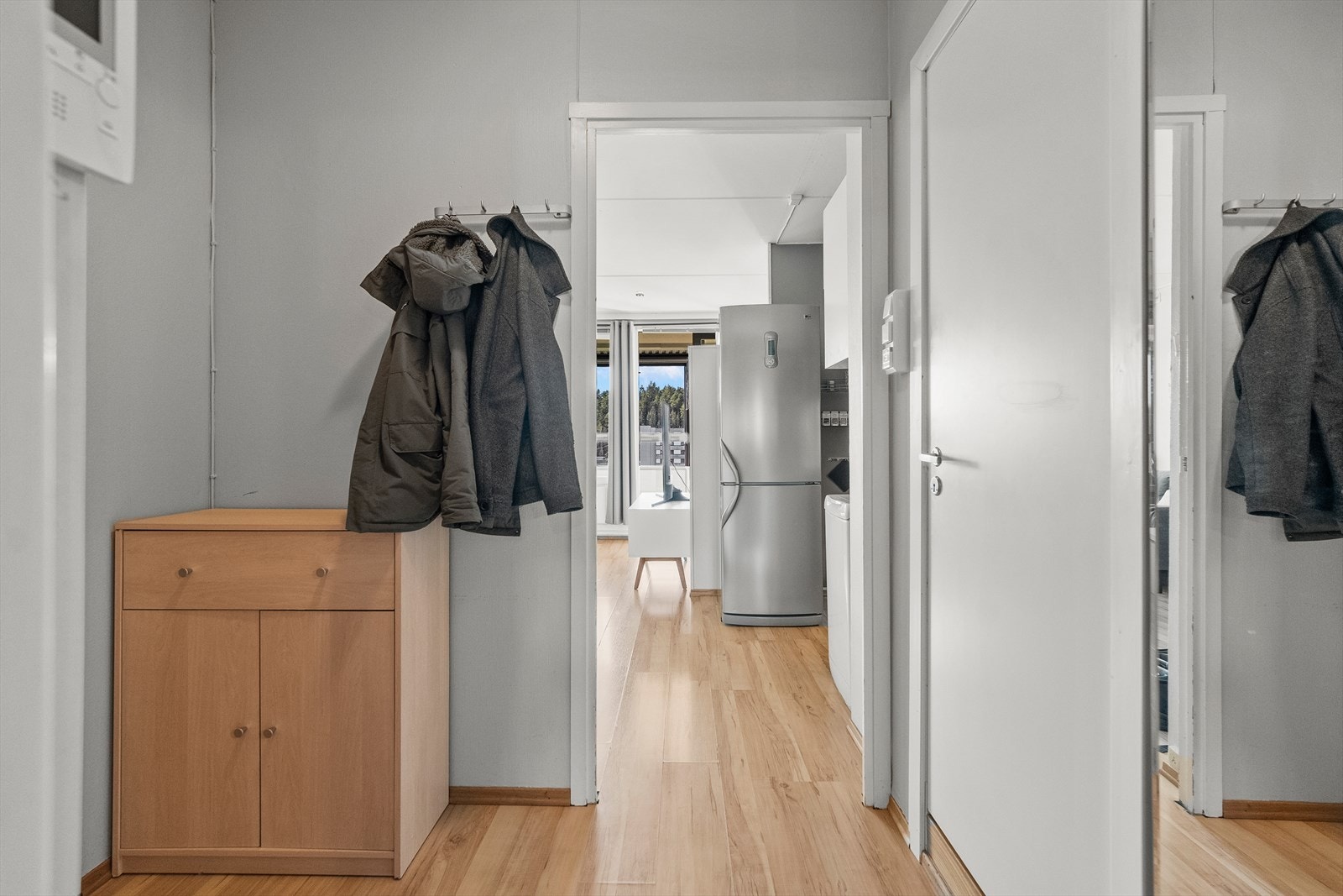 Leiligheten har en praktisk entré med plass til å henge fra seg yttertøy og sette fra seg sko. Galleribilde