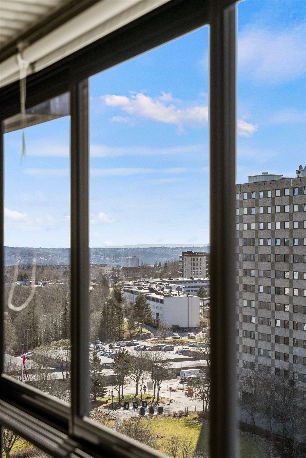 Balkongen vender mot grønne omgivelser og har en imponerende utsikt! Galleribilde