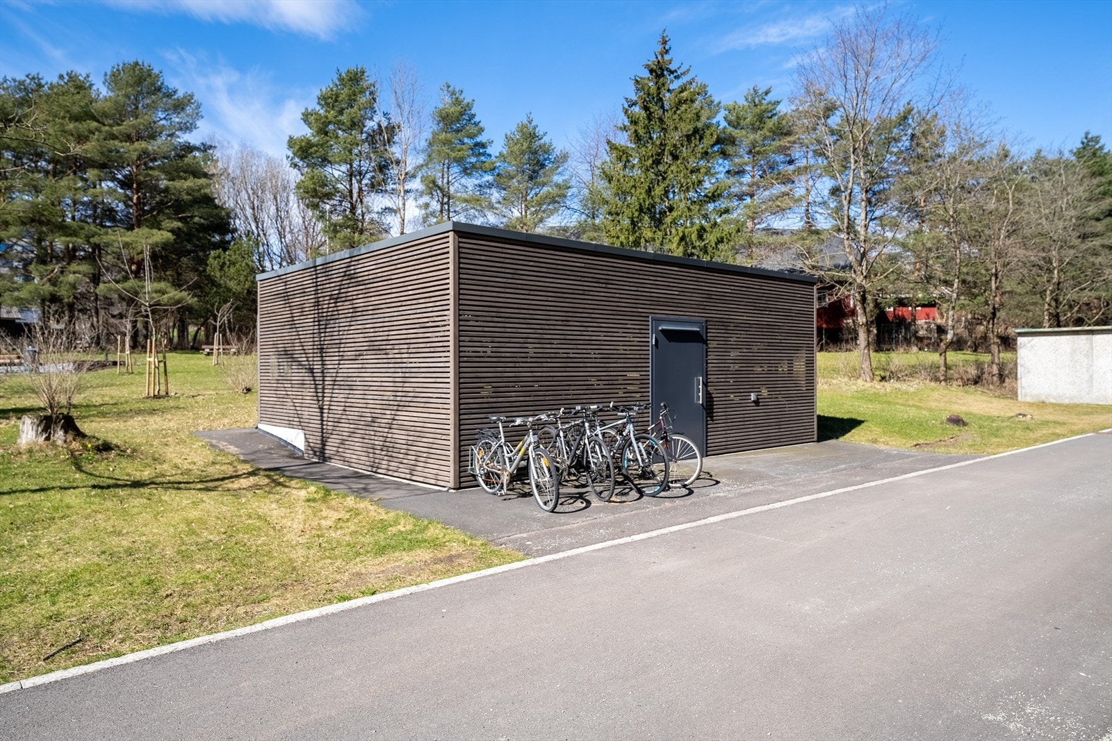 Utvendig sykkelskur ved hver blokk - her kan man sette seg på venteliste for å få plass! Galleribilde