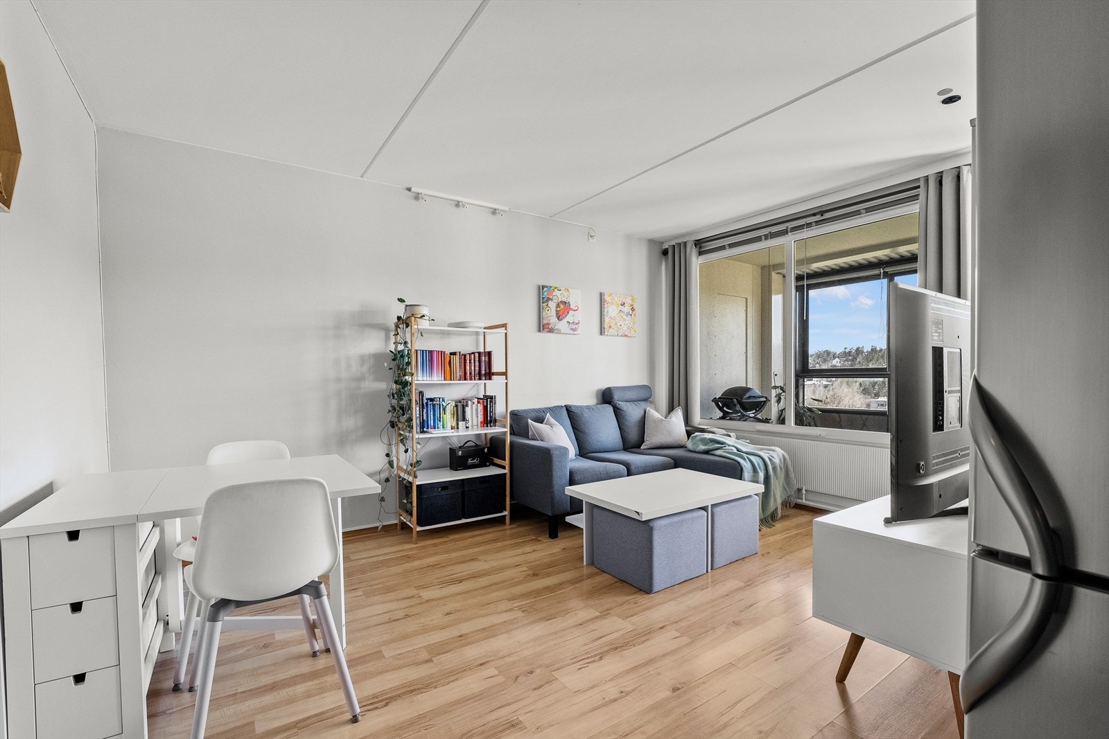 Stuen har en god størrelse og har plass til både sofagruppe og et mindre spisebord. Galleribilde