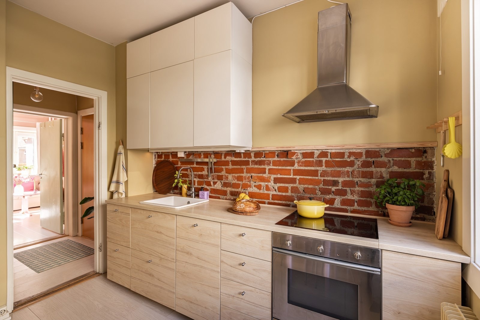 Kjøkkenet er utstyrt med platetopp og integrert komfyr, samt kullfiltervifte. Det er integrert oppvaskmaskin og nedfelt oppvaskkum med ettgreps blandebatteri. Galleribilde