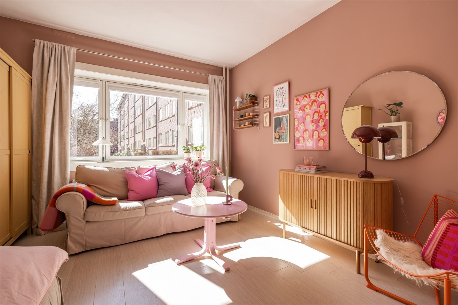 Fargerik og delikat stue med god plass til sofa, seng og tilhørende møblement. Galleribilde