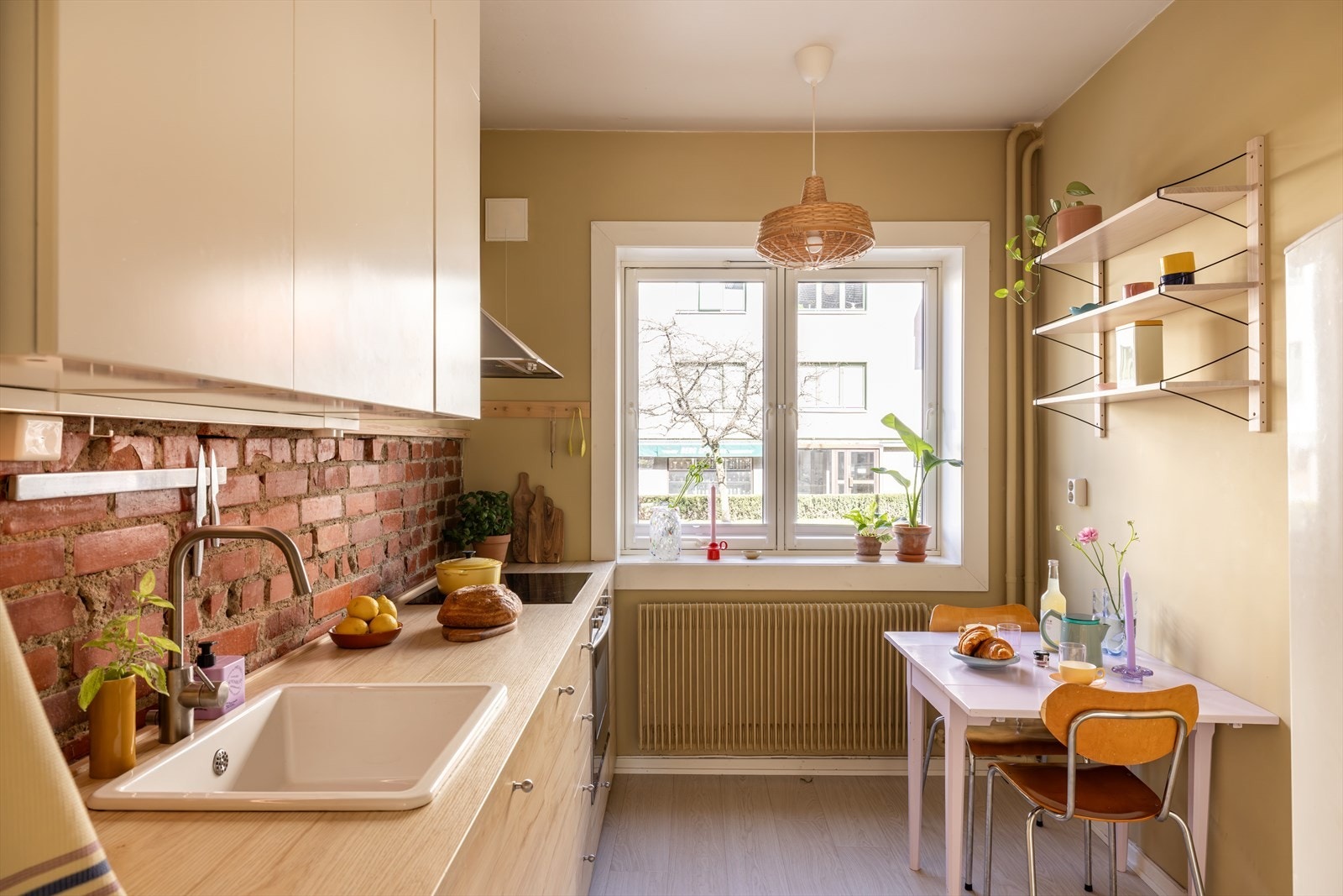 Dette er en gjennomført og sjarmerende 1(2)-romsleilighet med en herlig beliggenhet i en rolig gate på populære Sagene! Galleribilde