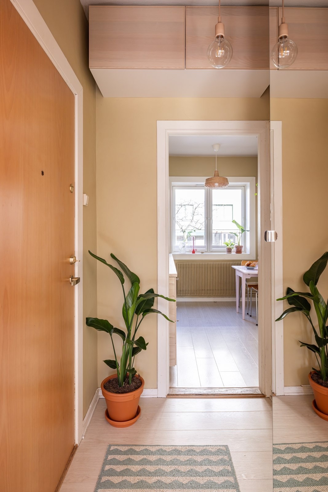 Her er det plass til å henge fra seg yttertøy i skap, i tillegg til at boligen disponerer en kjeller- og loftsbod for ytterligere oppbevaring. Galleribilde