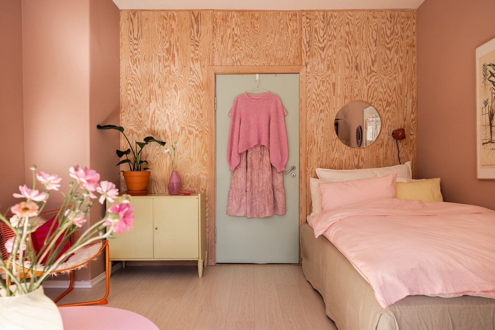 I 2017 fikk stuen nye gulv og vegger ble helsparklet og malt. Galleribilde