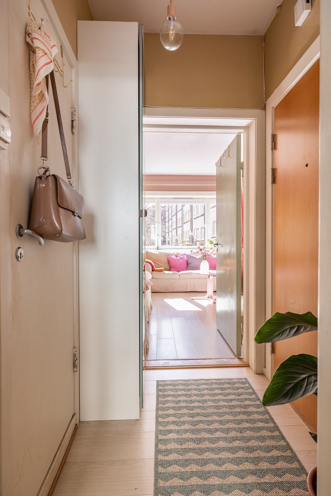 Leiligheten har enkel og praktisk adkomst i 1. etasje, med en innbydende entré som gir et flott førsteinntrykk av leiligheten. Galleribilde