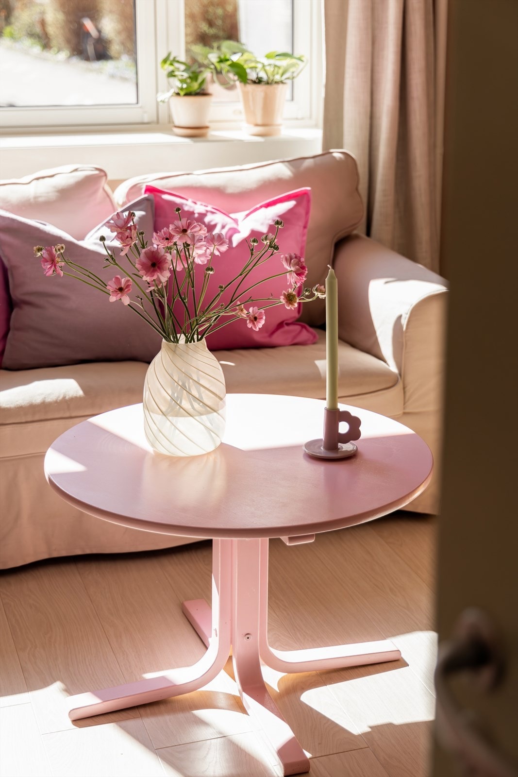 De store vinduene sørger for fine lysforhold og skaper en luftig romfølelse i kombinasjon med den gode takhøyden. Galleribilde