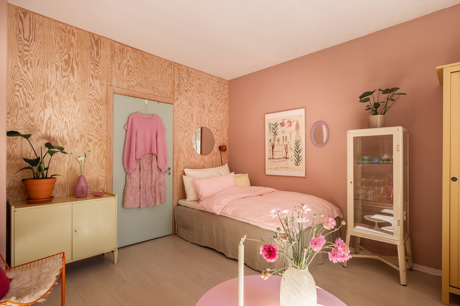 Stilige finerplater på den ene veggen gir rommet det lille ekstra. Galleribilde