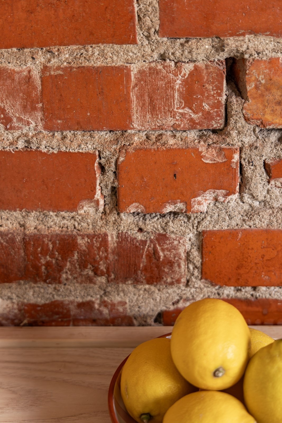 Sjarmerende detaljer med teglsteinsvegg over benkeplate. Galleribilde
