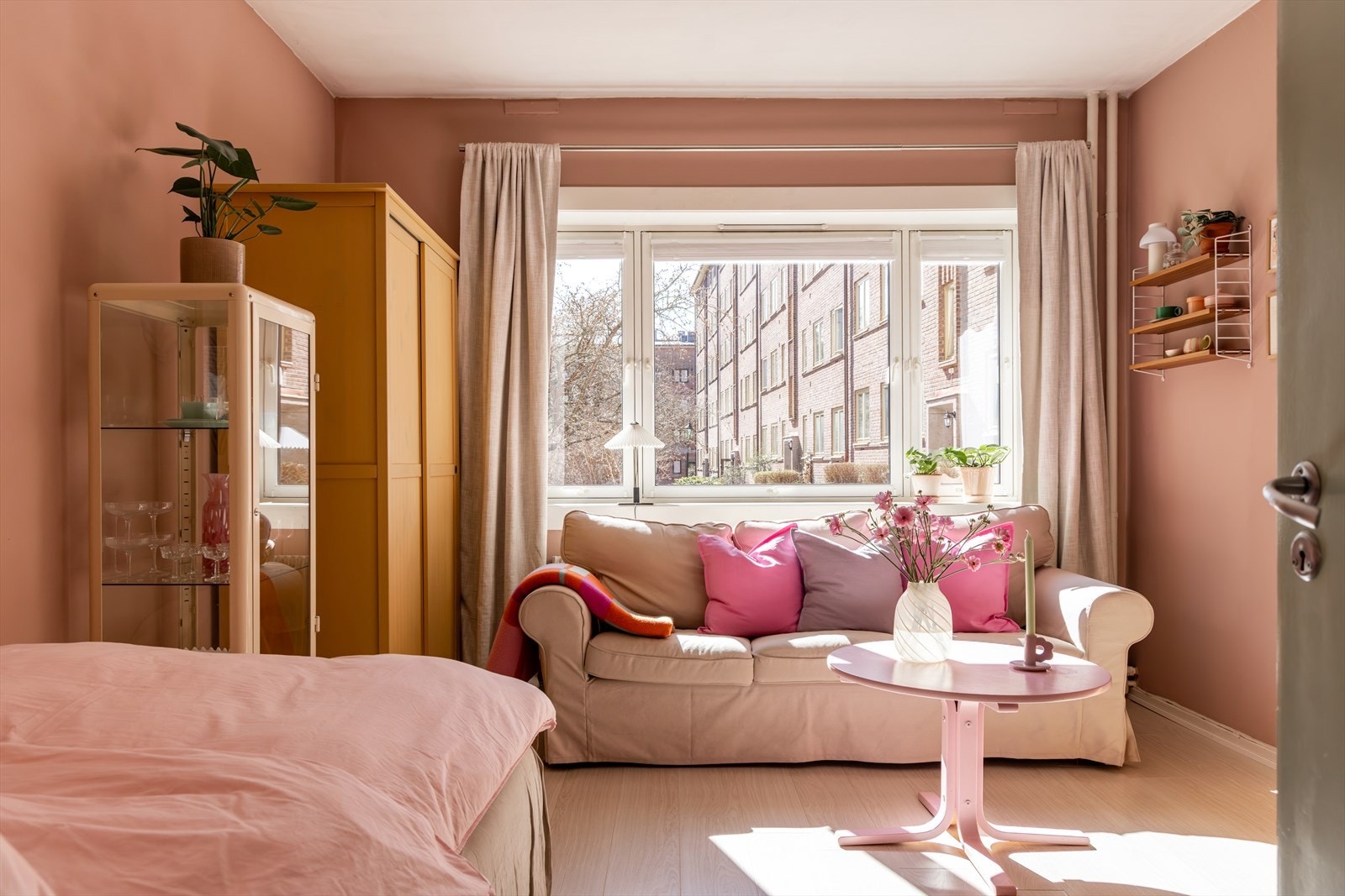 Videre kan leiligheten friste med store vindusflater og en god takhøyde som sørger for fine lysforhold og en luftig og behagelig atmosfære. Galleribilde