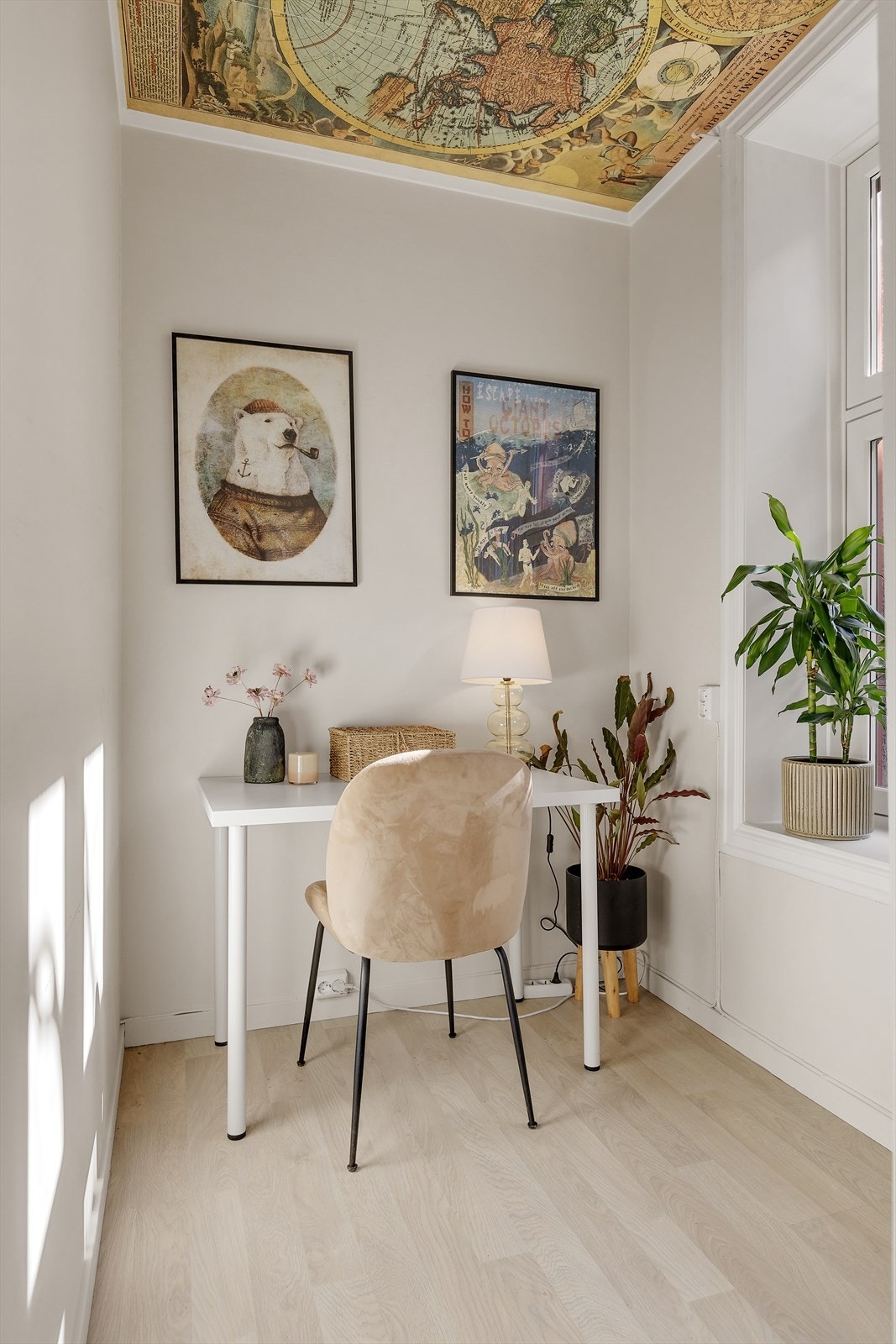 Alkove med vindu som benyttes som kontor av nåværende eier. Alkoven har plass til seng og er målt til ca. 2m lang og ca. 1,57m bred. Galleribilde