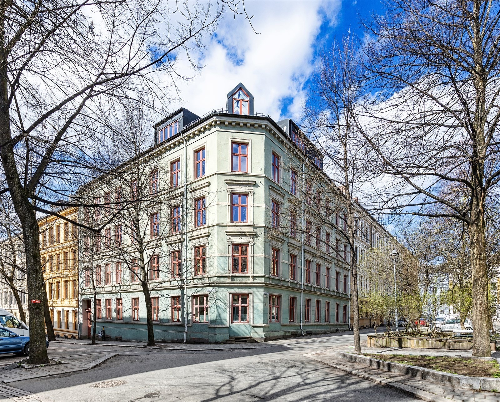 Fasade. Leiligheten ligger i høy 1. etasje. Galleribilde