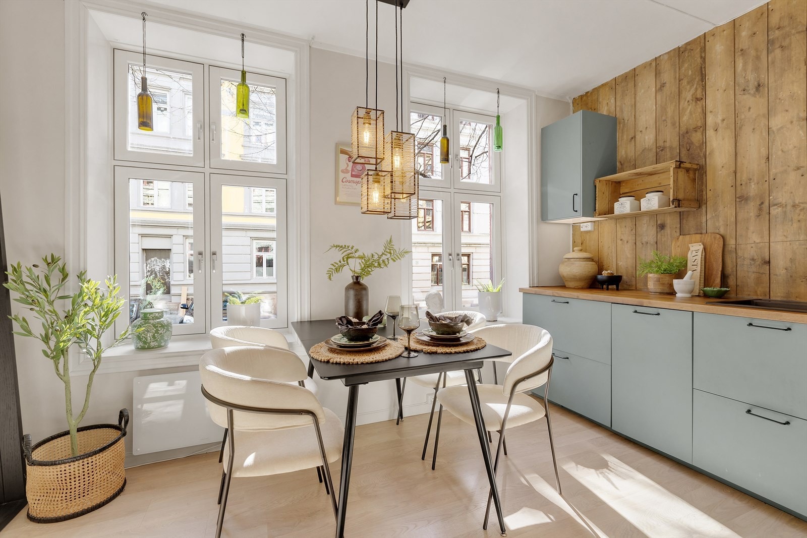 Leiligheten har store vinduer fra 2019 som gir godt med naturlig lysinnslipp. Galleribilde