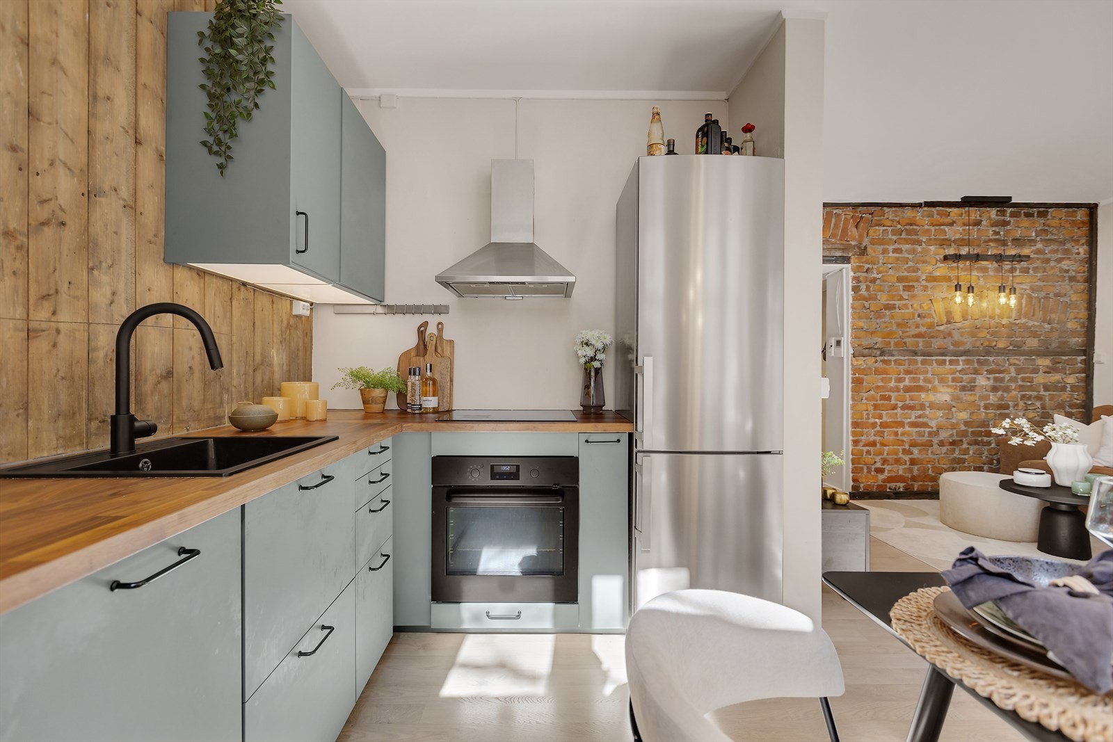 Kjøkkenet er utstyrt med integrerte hvitevarer som induksjon platetopp, stekeovn og oppvaskmaskin. Frittstående kjøl-/fryseskap og kullfilterventilator. Galleribilde