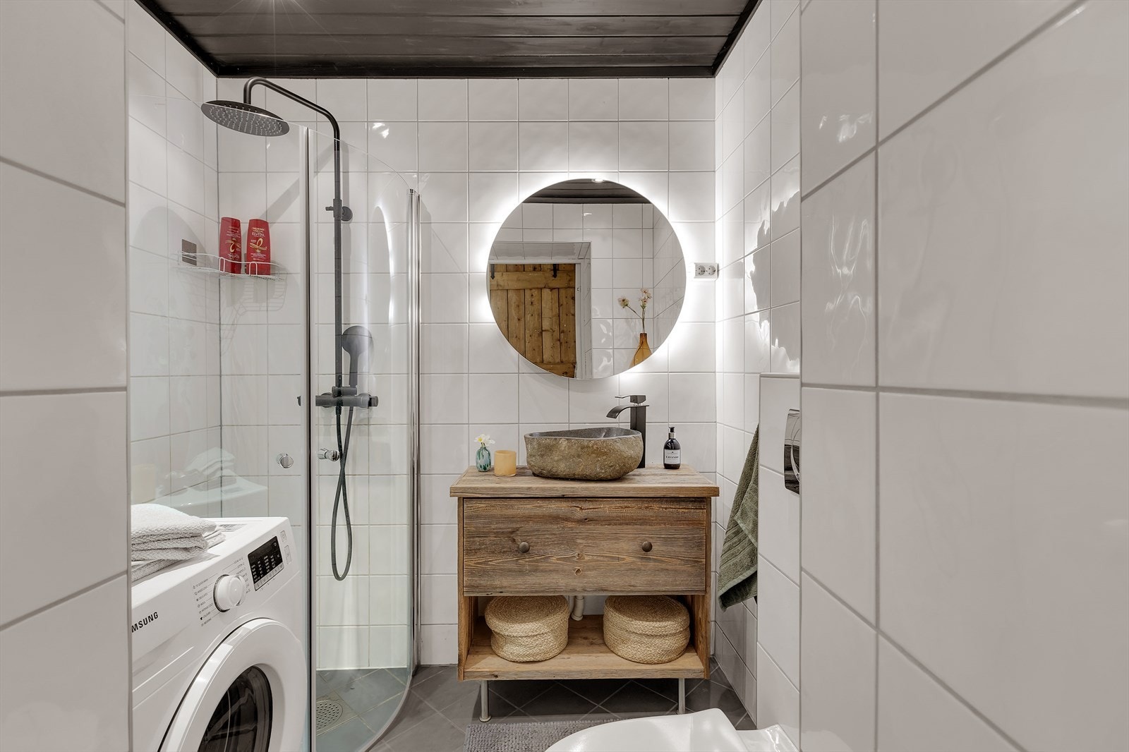 Delikat flislagt bad med gulvvarme og downlights. Badet er fra 2007, men er oppgradert av nåværende eier med bla. nye innfellbare dusjvegger. Galleribilde