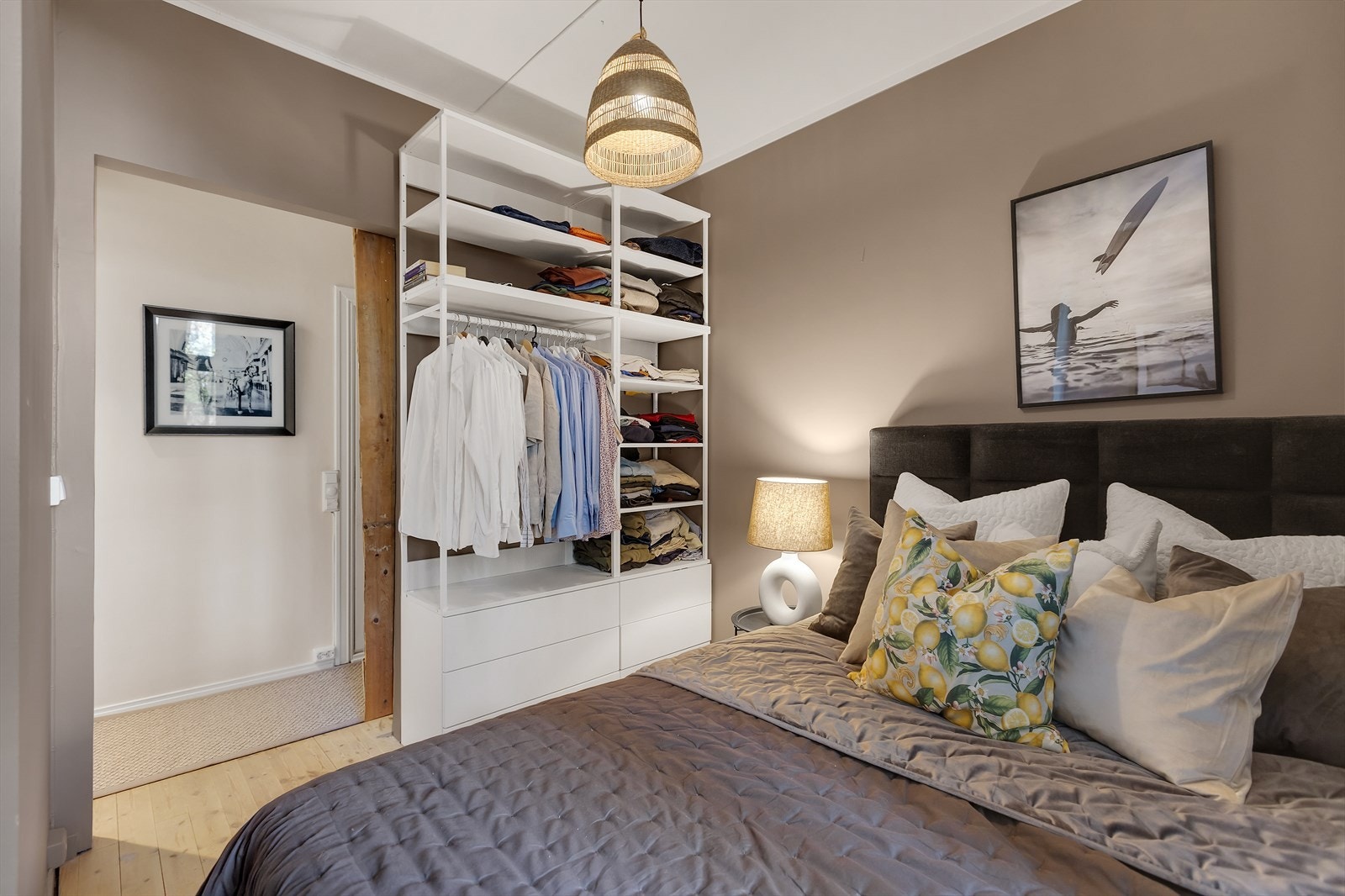 Soverommet er utstyrt med praktisk garderobeløsning. Galleribilde