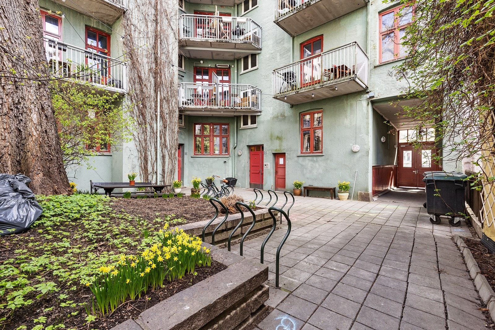 Bakgård. Galleribilde