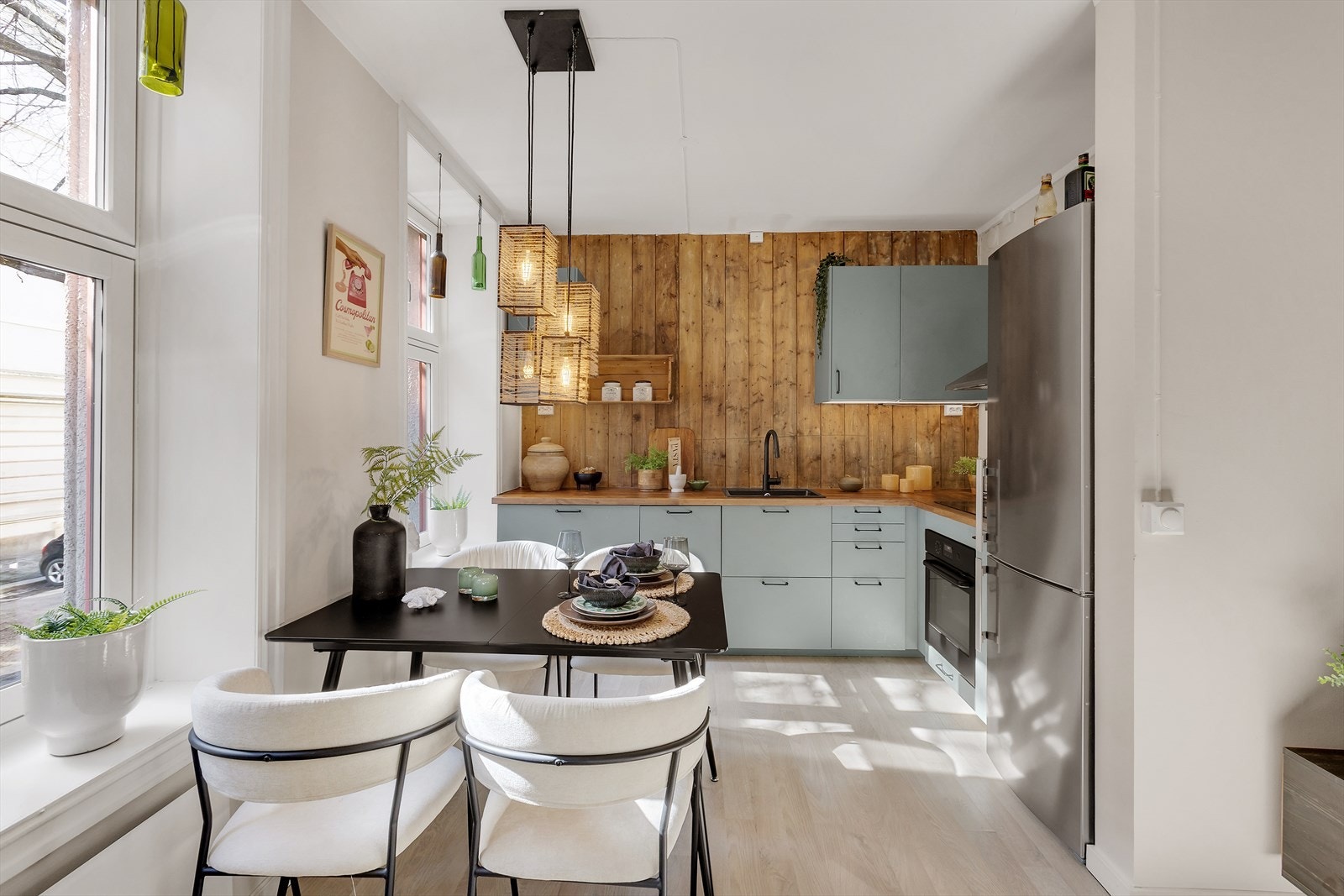 Lekkert kjøkken fra 2020. Kjøkkenet har godt med skap- og benkeplass. Galleribilde