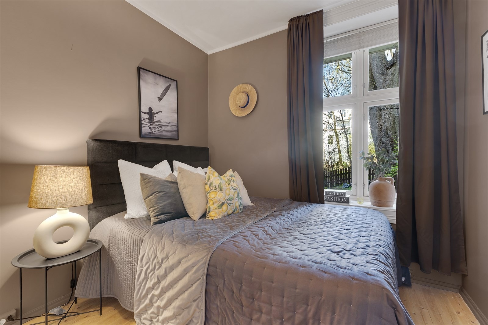 Soverom av god størrelse med plass til dobbeltseng. Galleribilde