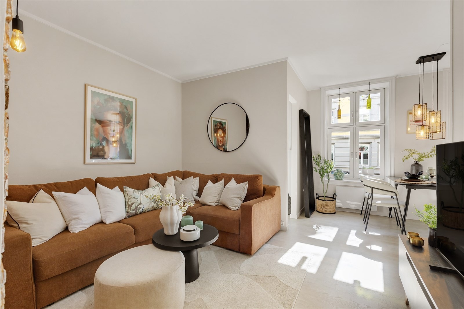 Rommet har en svært hyggelig og innbydende atmosfære - her kan du både nyte rolige kvelder og større sosiale sammenkomster. Galleribilde