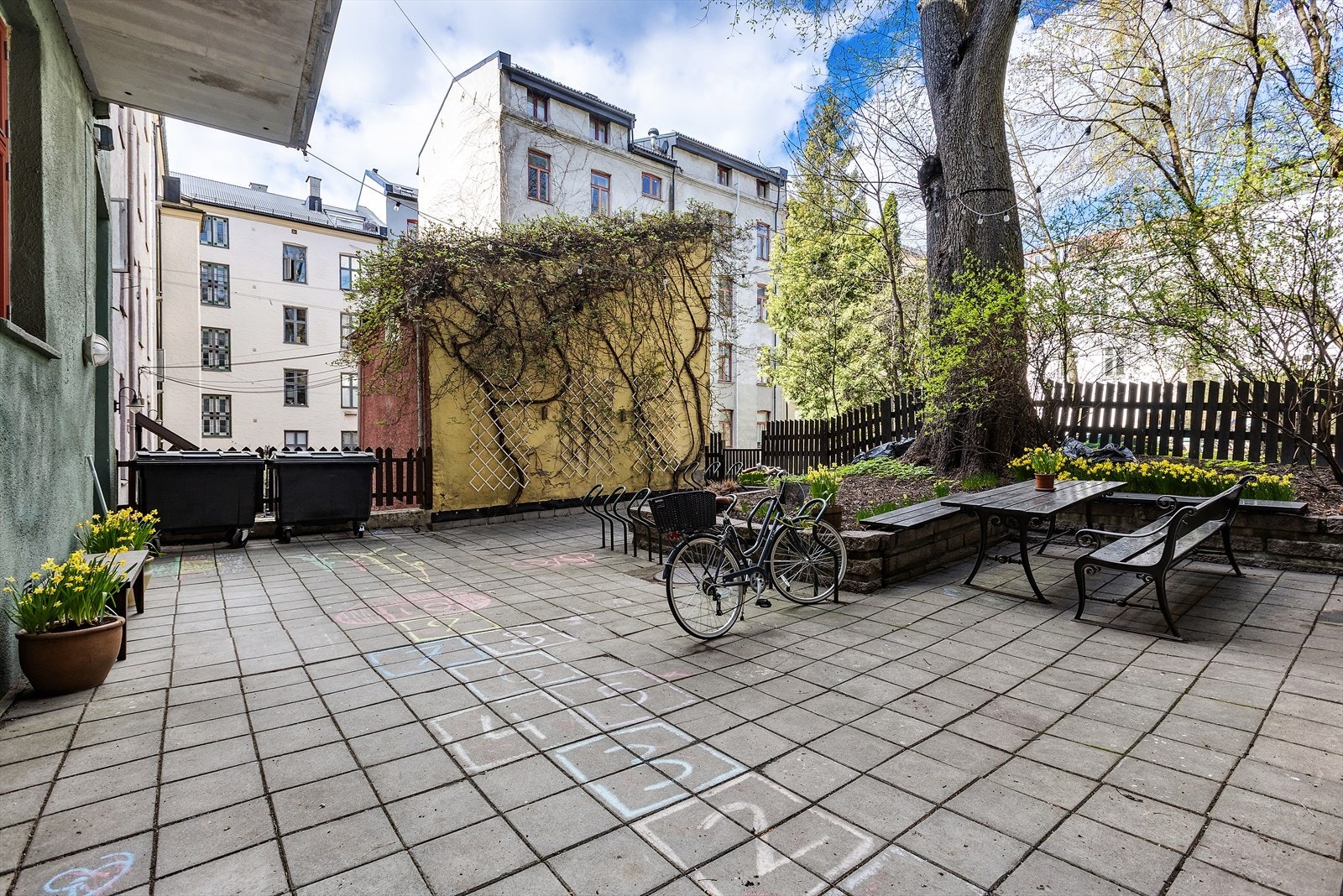 Borettslagets koselige bakgård med sittegrupper og sykkelparkering. Galleribilde