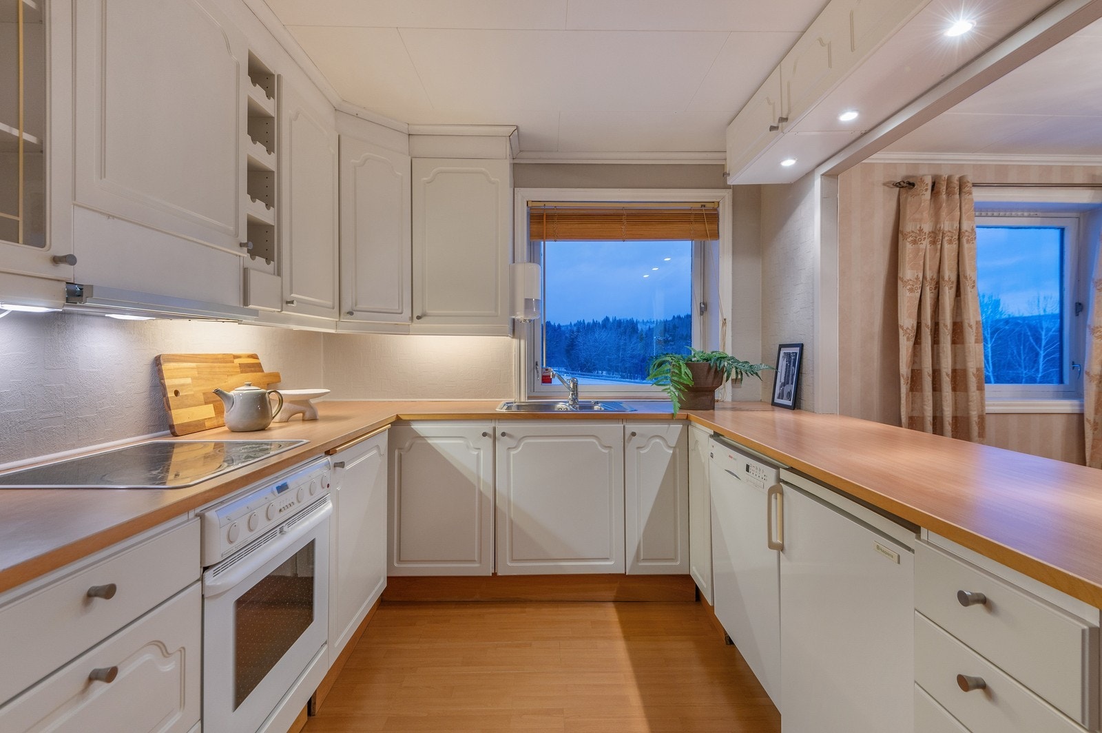 Lyst kjøkken med god skap-og benkeplass. Hvitevarer medfølger Galleribilde