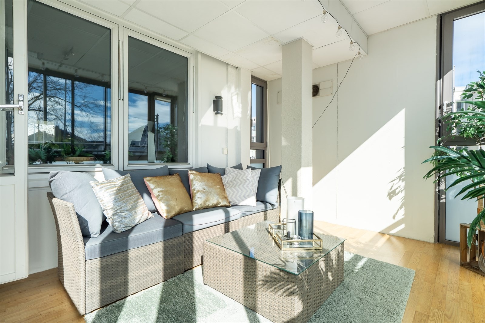 Balkongen har parkettgulv, og det er god plass til møblement. Galleribilde