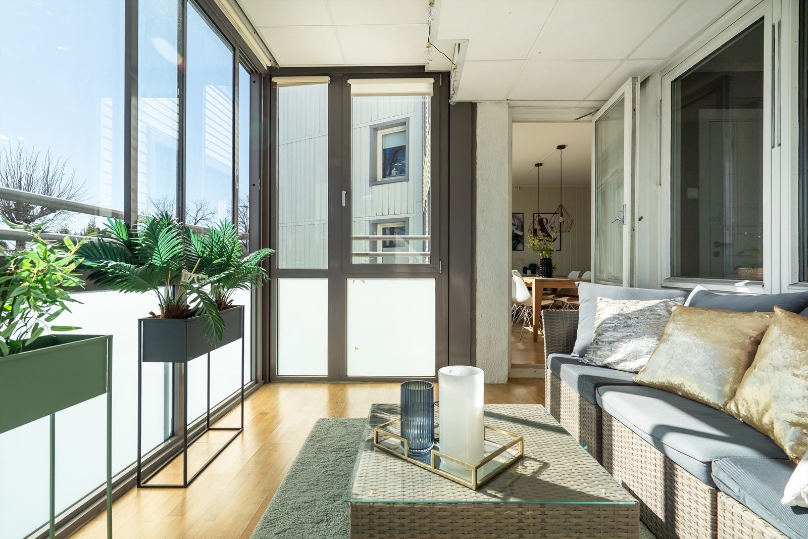 Leiligheten har en stor, innglasset balkong på ca. 10 kvm. Galleribilde
