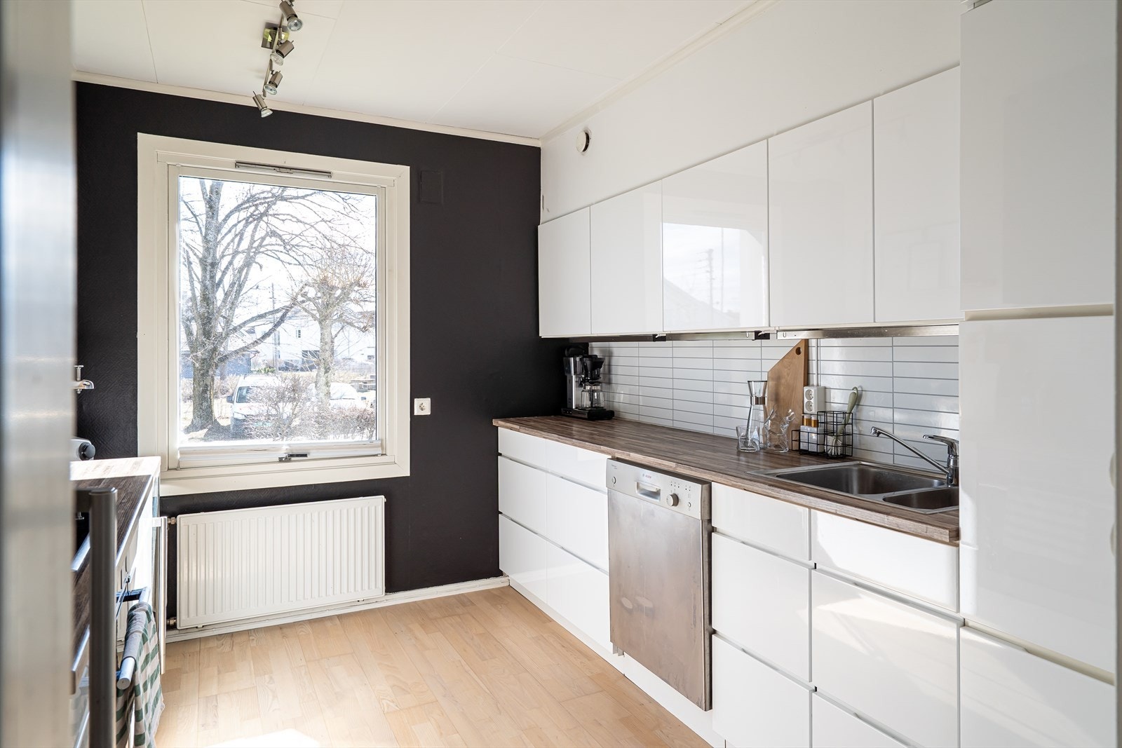 Kjøkkenet ligger praktisk plassert i eget rom og har stilren innredning fra 2009. Galleribilde