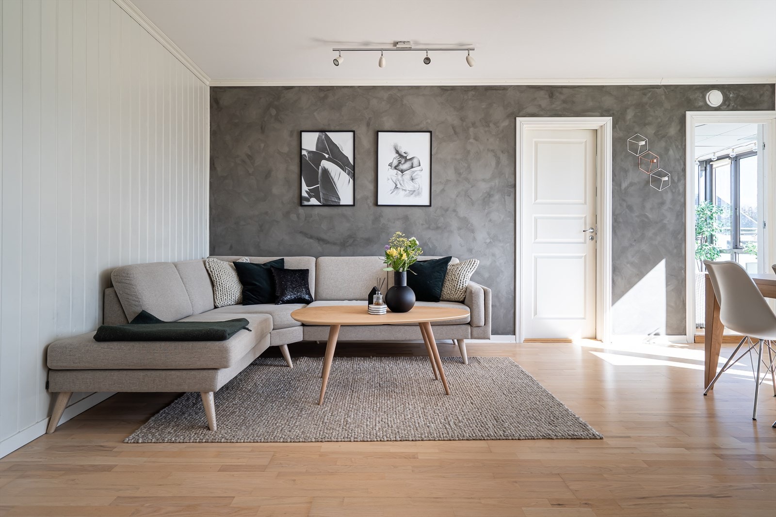 Leiligheten har en romslig og tiltalende stue med god plass til både sofagruppe og spisebord. Galleribilde