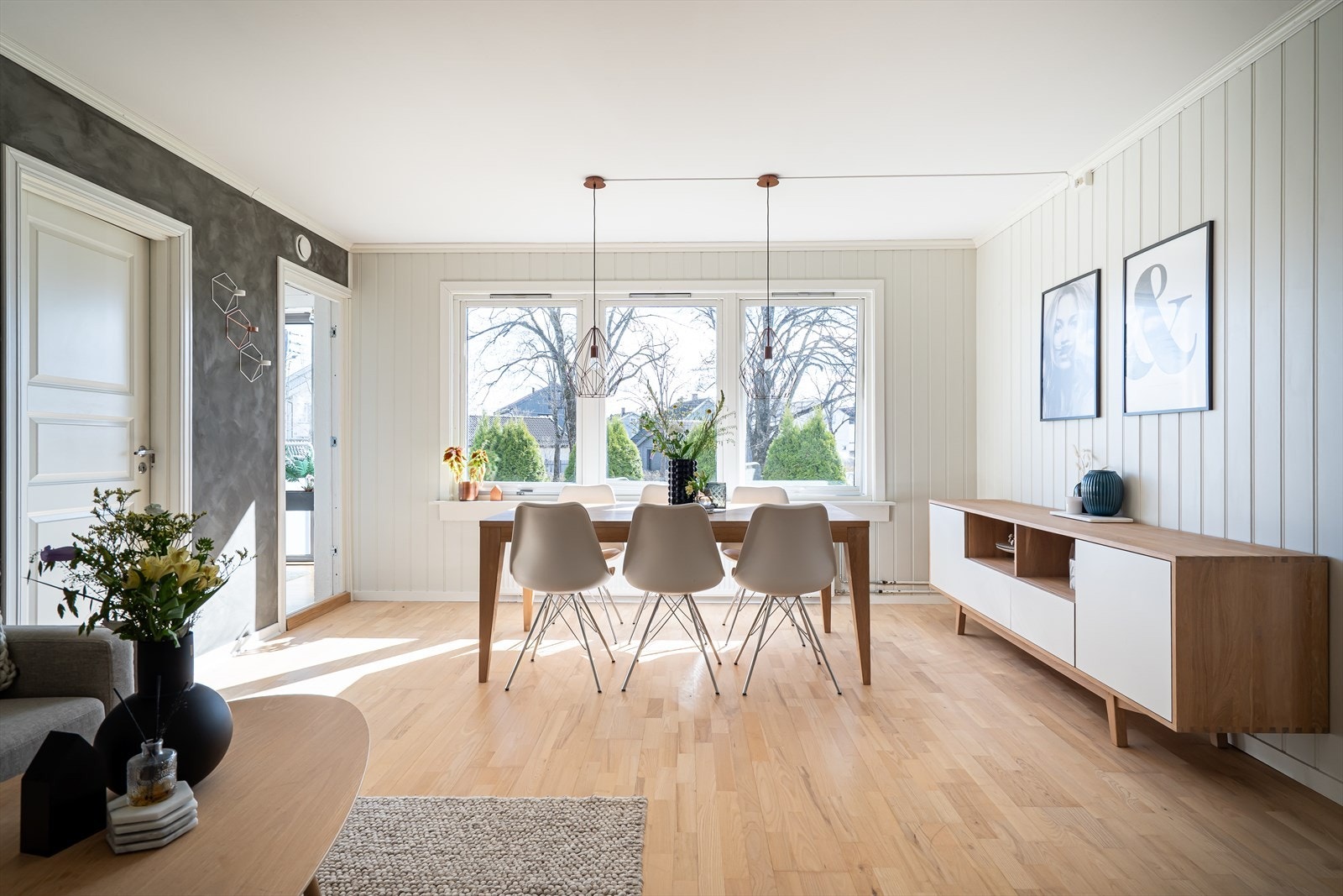 Store vinduer slipper inn rikelig med lys på dagtid, og det er også utgang til balkongen. Galleribilde