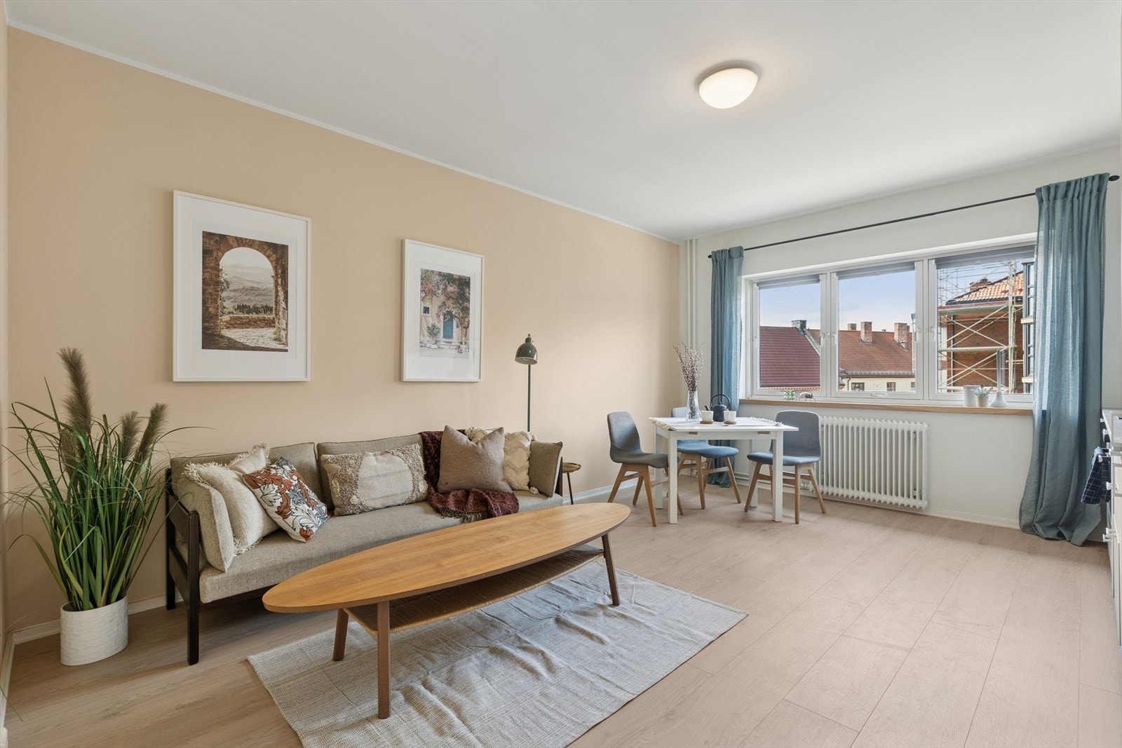 God plass til å innrede med både sofagruppe, spisebord og mediemøblement, som gir rommet en praktisk og funksjonell utforming. Galleribilde