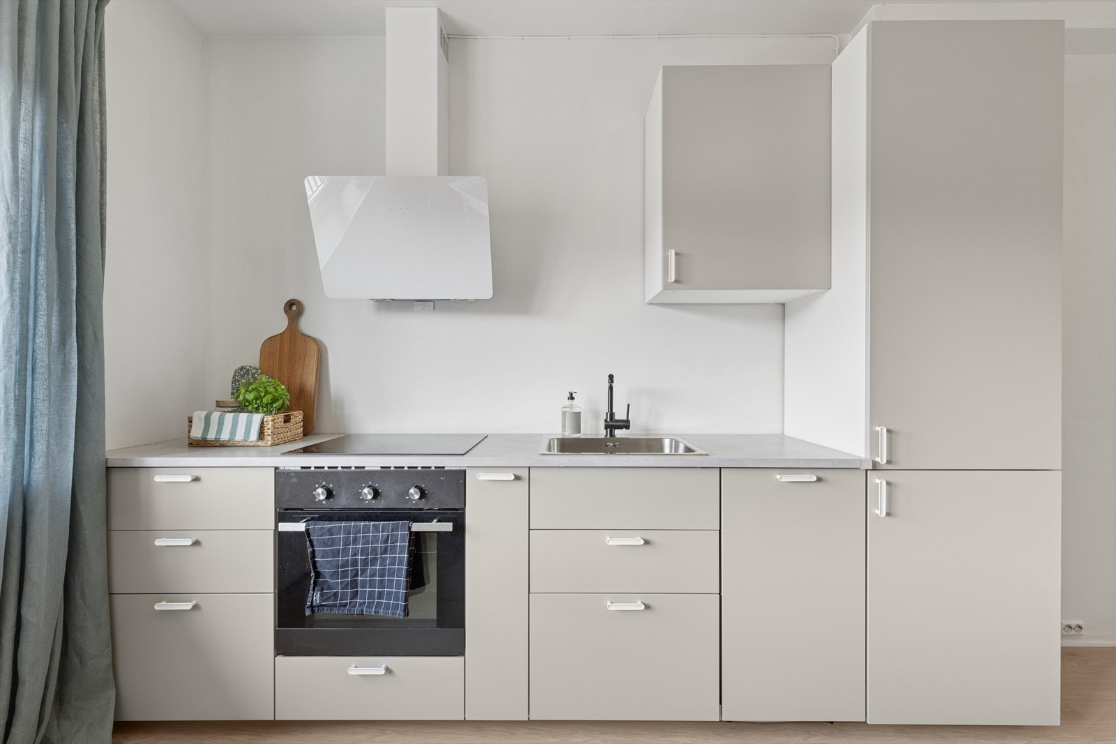 Kjøkken med tidløs og funksjonell innredning fra IKEA. Galleribilde