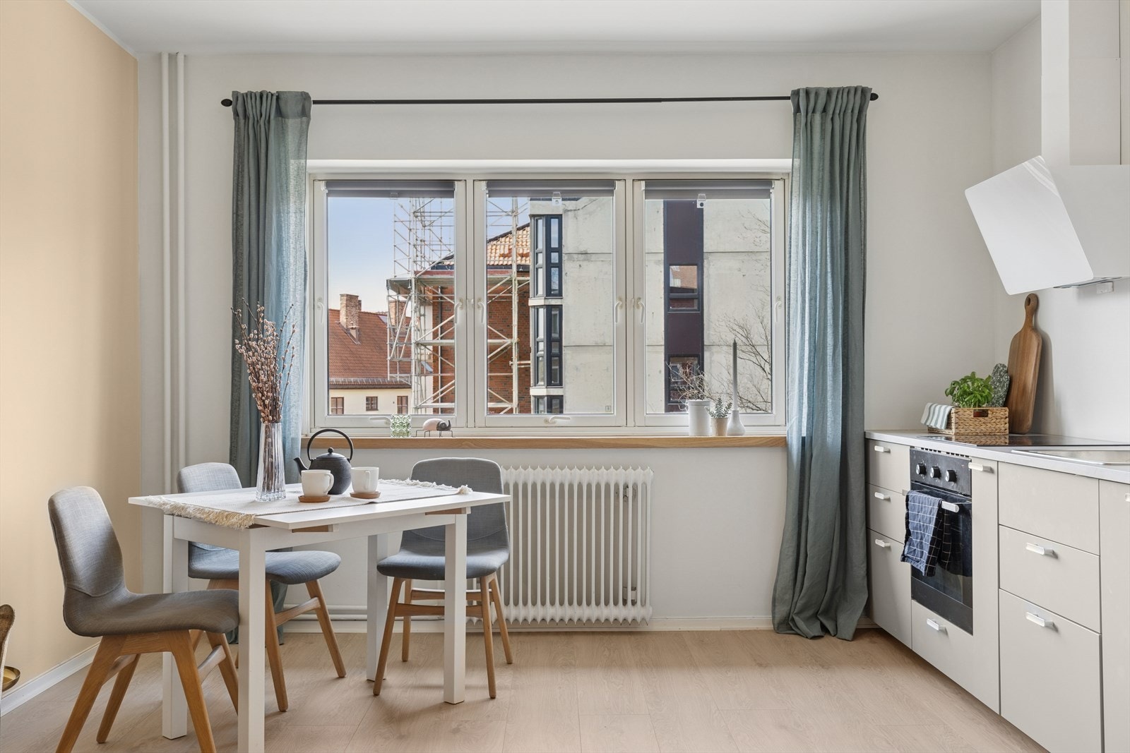 God plass til et spisebord, perfekt for både hverdagsmåltider og sosialt samvær. Galleribilde