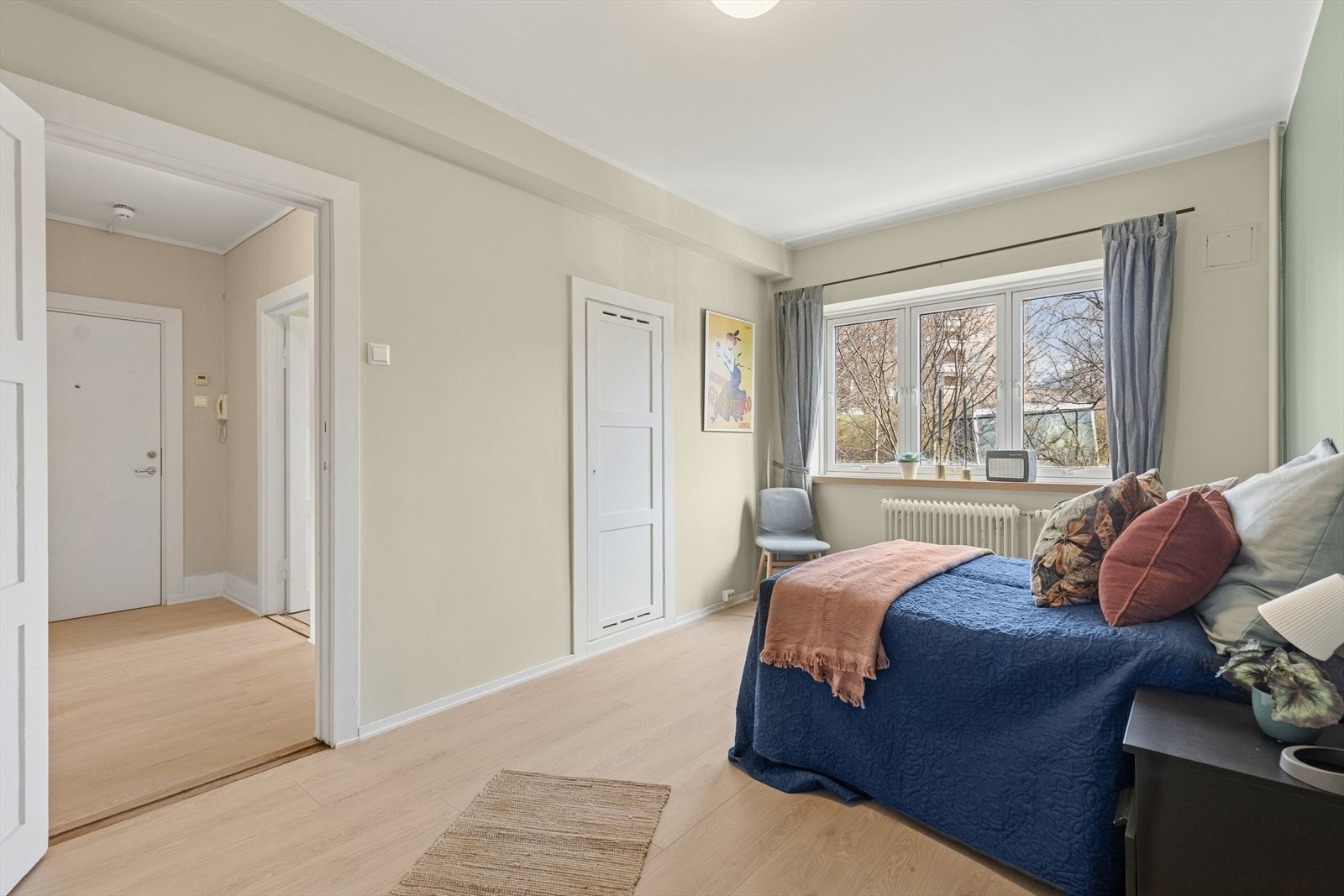 Inkluderer et lite kott for ekstra lagringsplass, ideelt for å holde rommet ryddig og organisert. Galleribilde