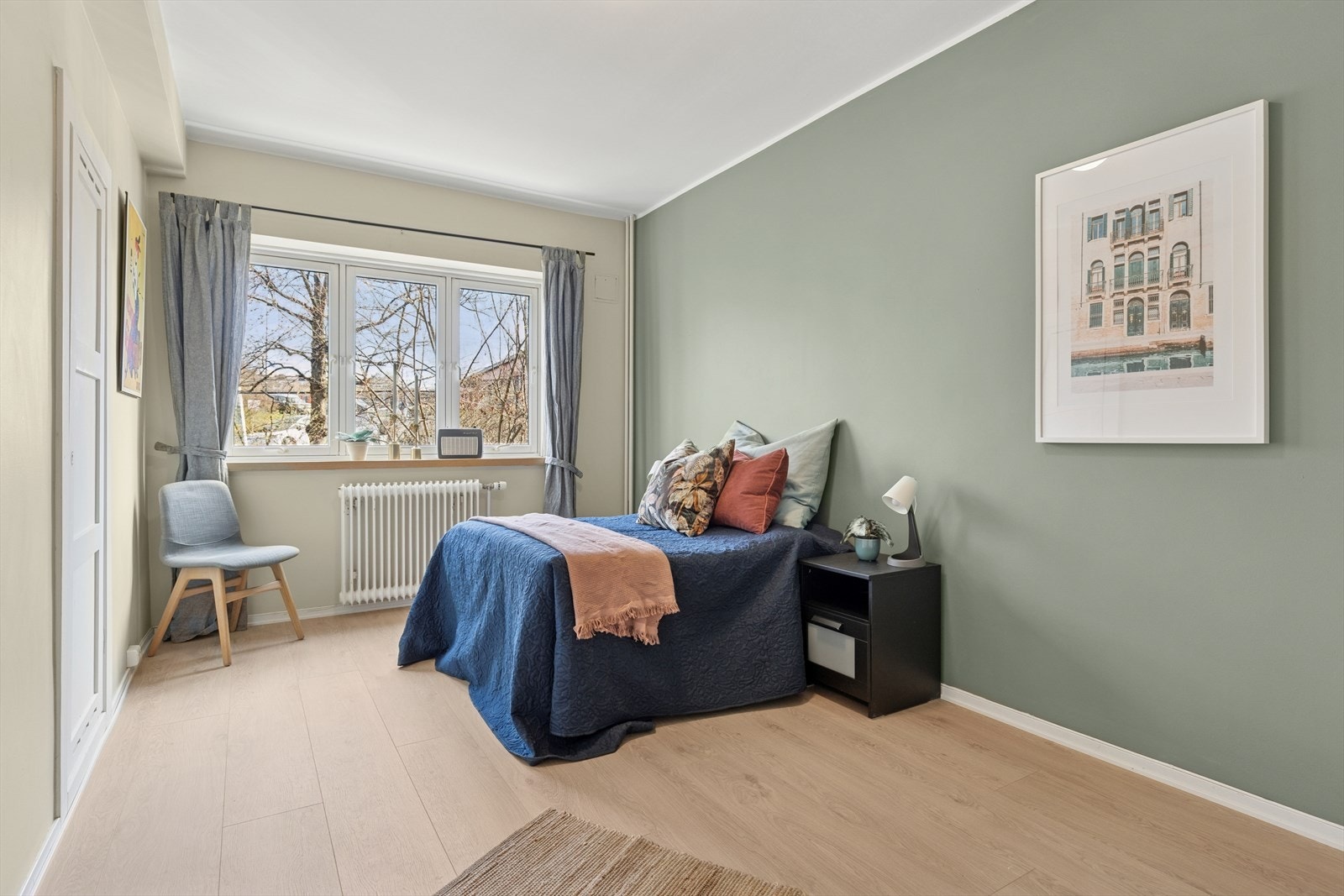 Vender stille og usjenert mot bakgården, noe som gir et rolig og privat sovemiljø. Galleribilde