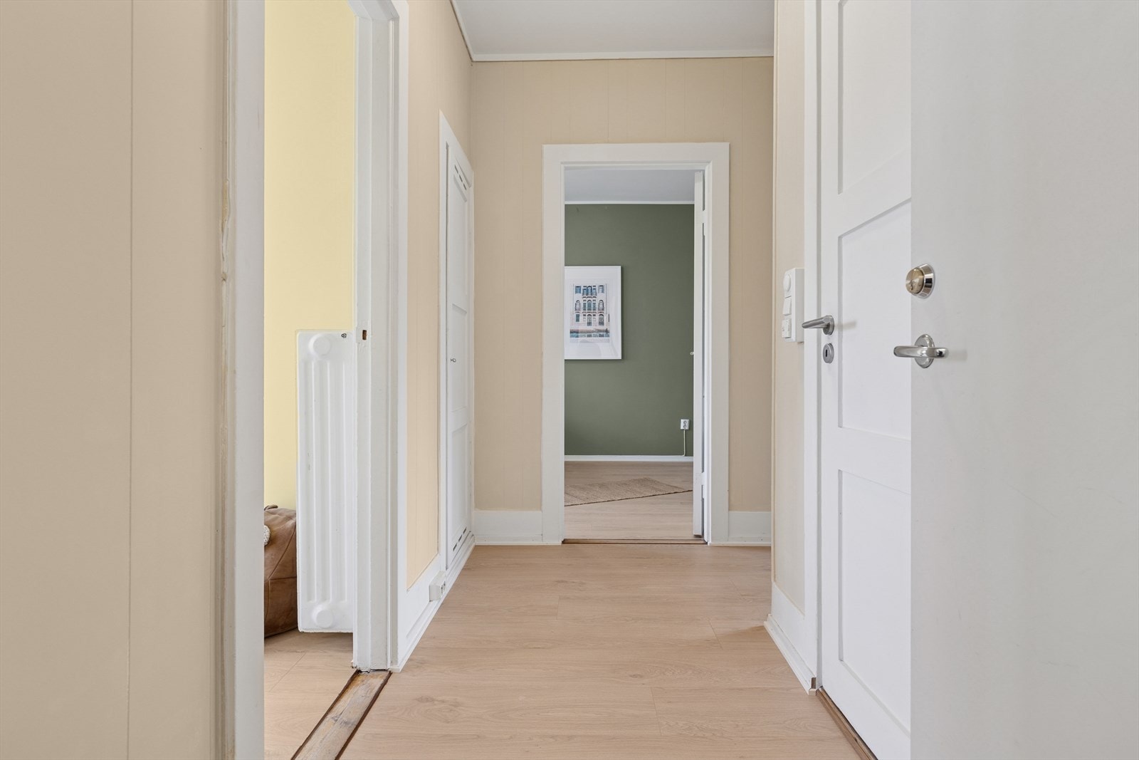 Entréen binder boligen fint sammen med adkomst til alle rom, og har plass til både skotøy og oppheng for yttertøy. Galleribilde