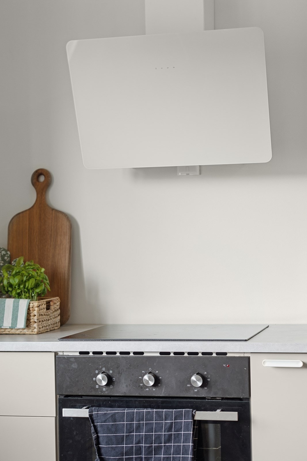 Kjøkkenet er utstyrt med platetopp, stekeovn, oppvaskmaskin, kjøleskap og fryser. Galleribilde