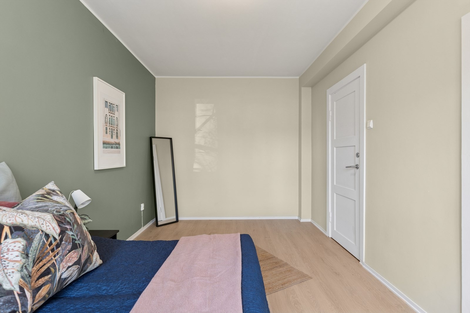 En lys og behagelig grønn fargetone på kontrastveggen skaper en rolig og moderne følelse i rommet. Galleribilde