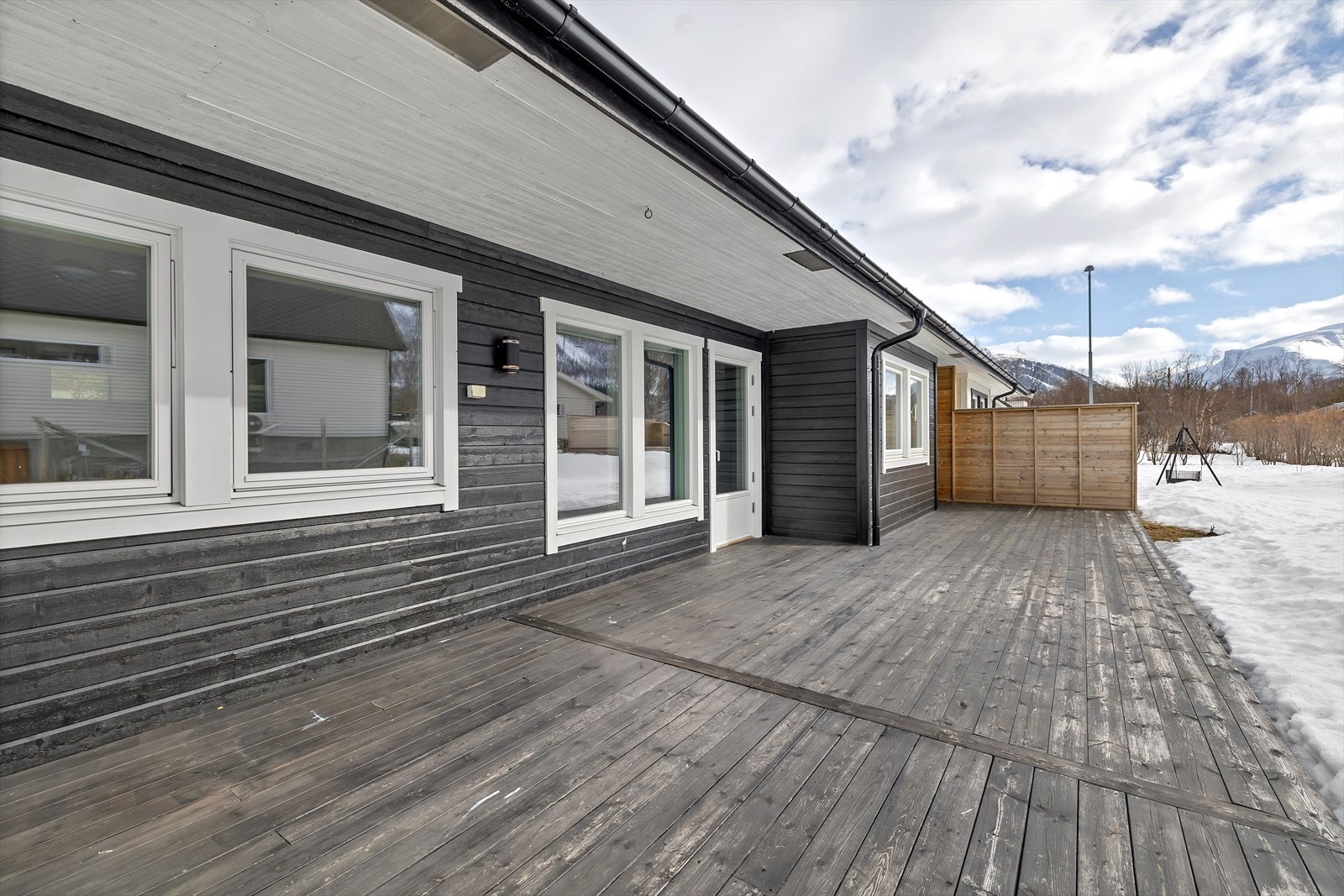Stor sørvendt markterrasse som grenser mot plen! Galleribilde