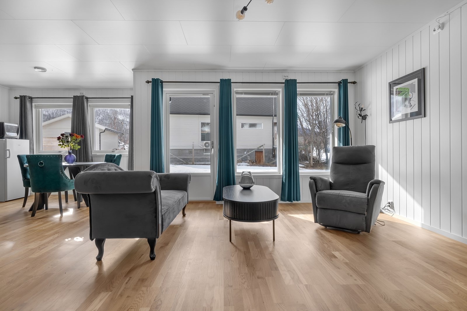 Romslig stue med flere møbleringsmuligheter Galleribilde