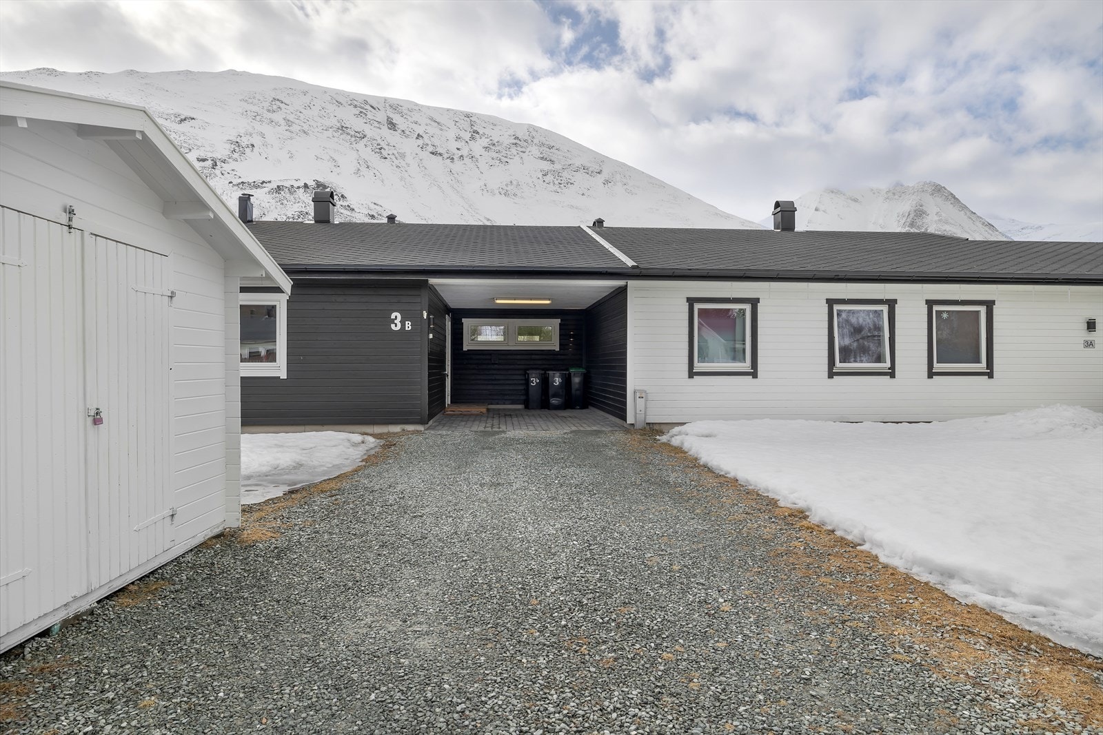 Parkering i carport og foran denne Galleribilde