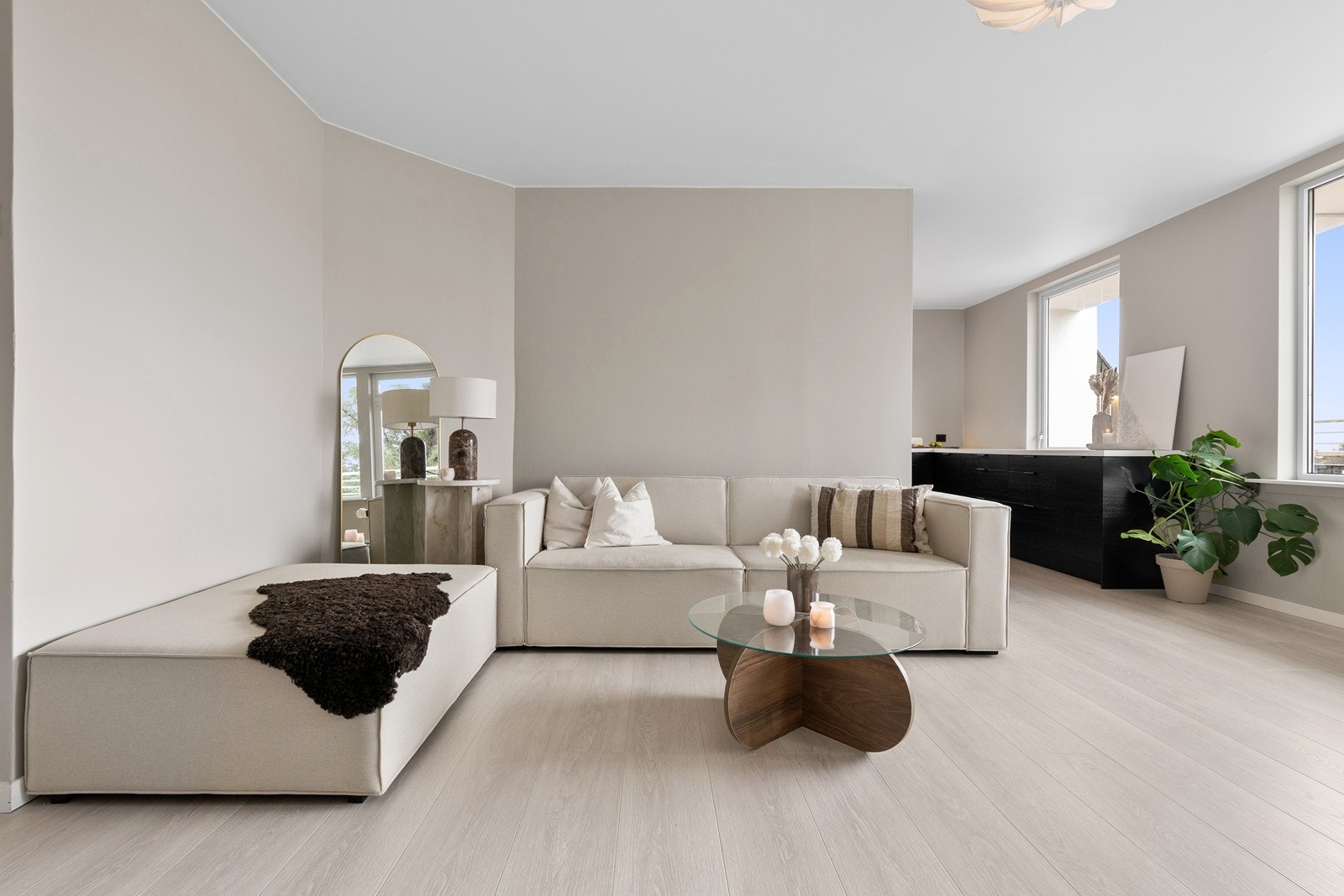 Salongdel på stuen med åpen løsning til kjøkkenet Galleribilde